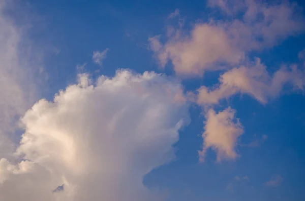 Awan volumetric saat matahari terbenam — Stok Foto