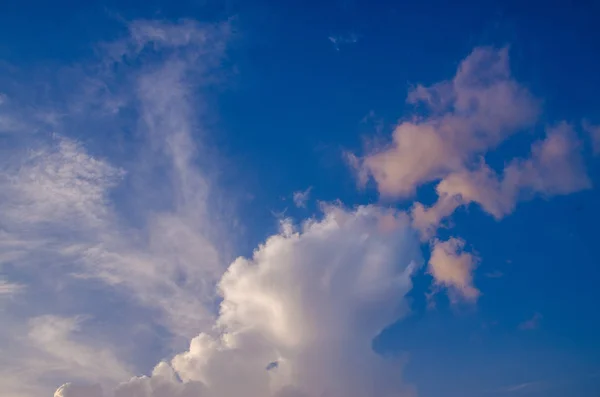 Nuvens volumétricas ao pôr do sol — Fotografia de Stock