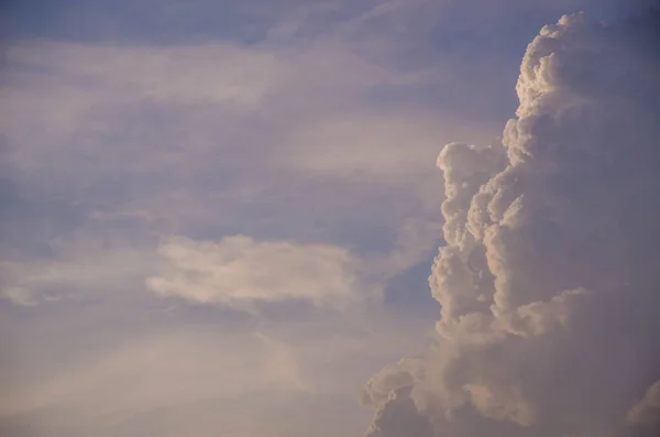 Nuvens volumétricas ao pôr do sol — Fotografia de Stock