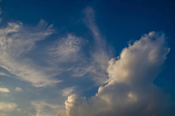 Nuvens volumétricas ao pôr do sol — Fotografia de Stock