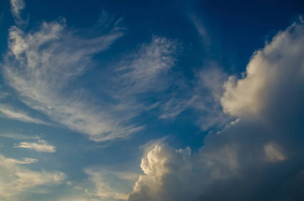 Nuvens volumétricas ao pôr do sol — Fotografia de Stock