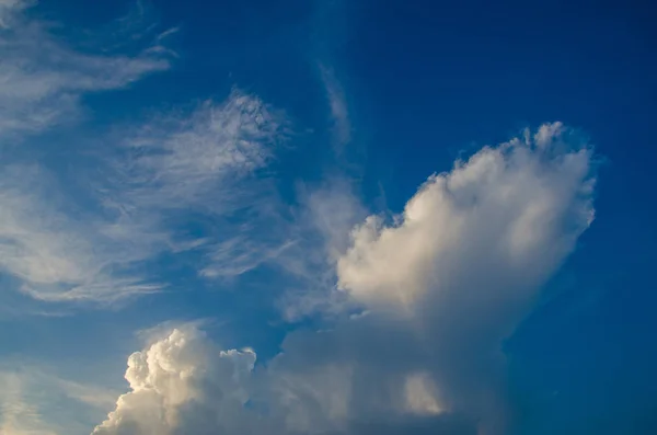 Awan volumetric saat matahari terbenam — Stok Foto