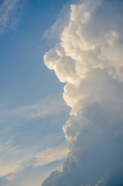 Awan volumetric saat matahari terbenam — Stok Foto