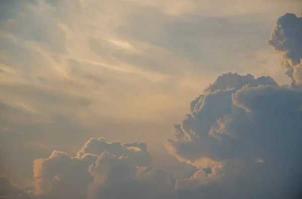 Awan volumetric saat matahari terbenam — Stok Foto