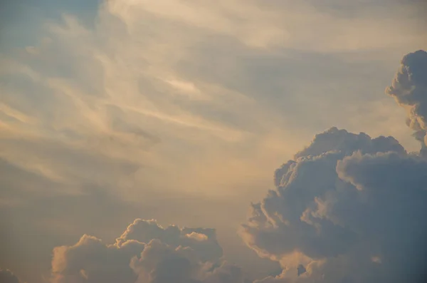 Awan volumetric saat matahari terbenam — Stok Foto