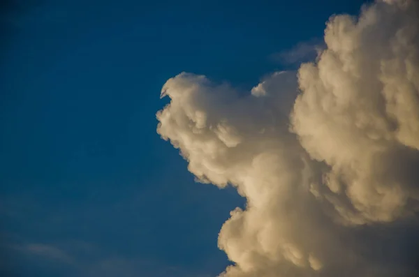 Nuvens volumétricas ao pôr do sol — Fotografia de Stock