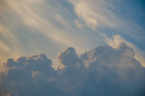 Awan volumetric saat matahari terbenam — Stok Foto