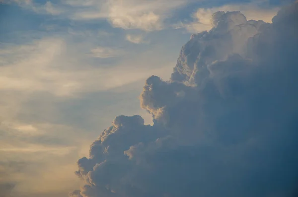 Awan volumetric saat matahari terbenam — Stok Foto