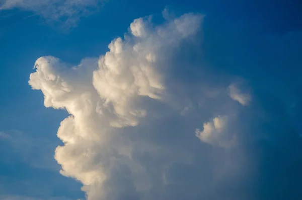 Awan volumetric saat matahari terbenam — Stok Foto