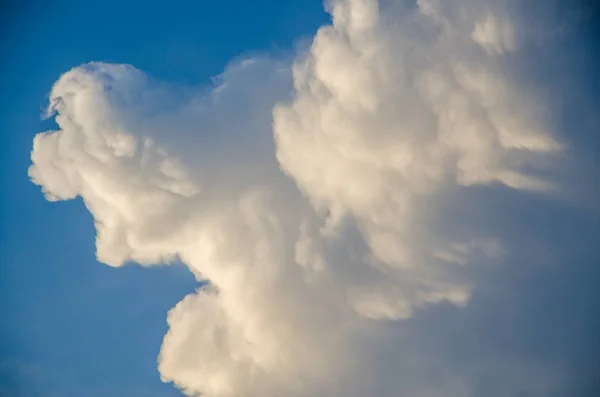 Awan volumetric saat matahari terbenam — Stok Foto