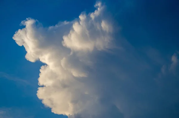 Awan volumetric saat matahari terbenam — Stok Foto