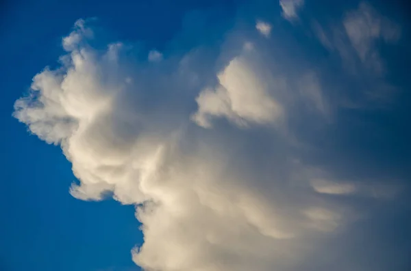 Awan volumetric saat matahari terbenam — Stok Foto