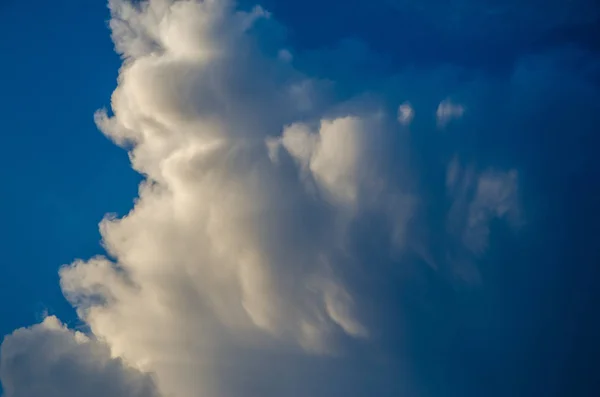 Awan volumetric saat matahari terbenam — Stok Foto