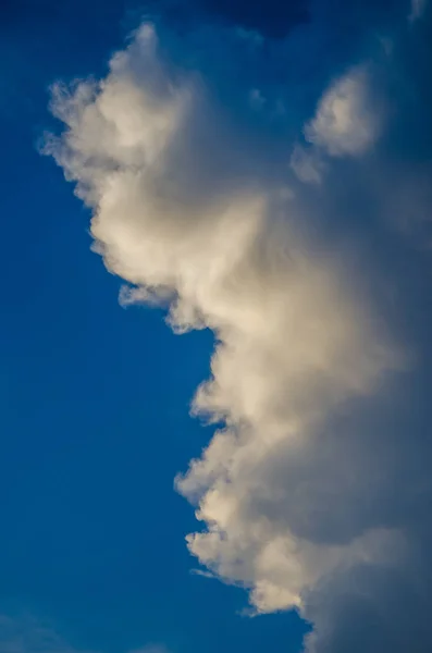 Awan volumetric saat matahari terbenam — Stok Foto