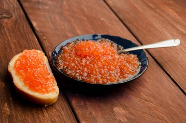 Mavi plaka. ahşap plakalar. Tereyağı ve havyar ile sandviç