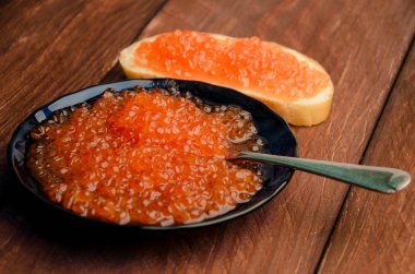 Mavi plaka. ahşap plakalar. Tereyağı ve havyar ile sandviç