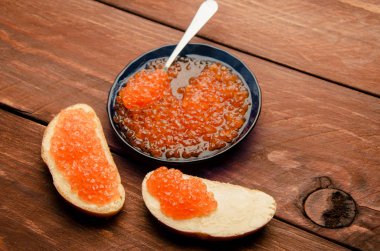 Mavi plaka. ahşap plakalar. Tereyağı ve havyar ile sandviç