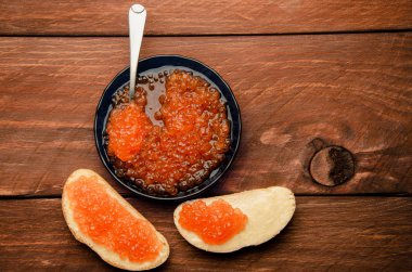 Mavi plaka. ahşap plakalar. Tereyağı ve havyar ile sandviç