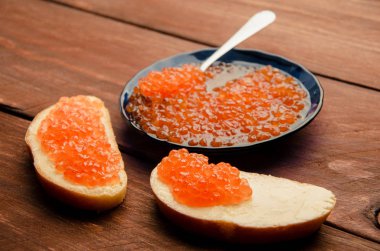 Mavi plaka. ahşap plakalar. Tereyağı ve havyar ile sandviç