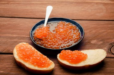 Mavi plaka. ahşap plakalar. Tereyağı ve havyar ile sandviç