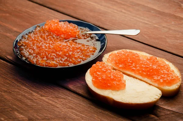Prato azul. tábuas de madeira. Sanduíche com manteiga e caviar — Fotografia de Stock