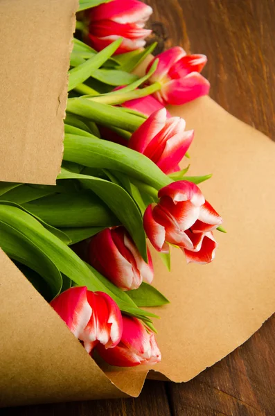 Rote Weiße Tulpen Auf Holzbrettern Strauß Tulpen Kraftpapier — Stockfoto