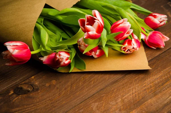Rode Witte Tulpen Houten Planken Boeket Tulpen Kraftpapier — Stockfoto
