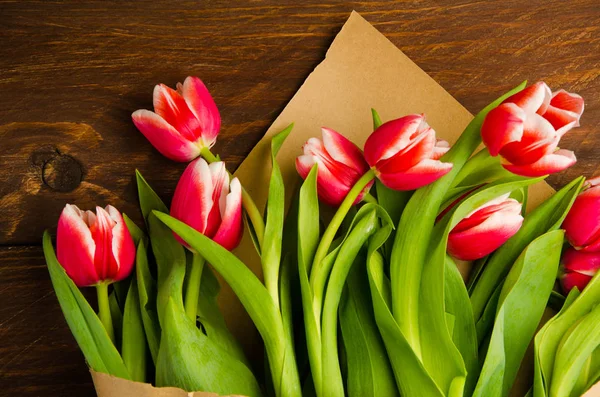 Rote Weiße Tulpen Auf Holzbrettern Strauß Tulpen Kraftpapier — Stockfoto