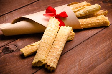 Tüp şeklinde gofret. Tahta tahtada waffle. Bir buket waffle.