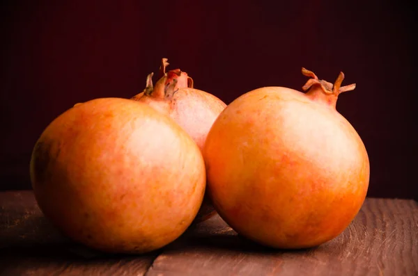 Tahta tahtalarda sulu nar. Tahta üzerinde olgun nar..