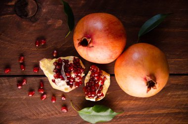 Nar leş gibi kokuyor. Olgun nar parçalar halinde kesin. ahşap kurullarında.