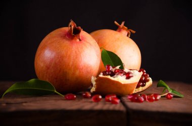 Nar leş gibi kokuyor. Olgun nar parçalar halinde kesin. ahşap kurullarında.