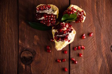 Nar leş gibi kokuyor. Olgun nar parçalar halinde kesin. ahşap kurullarında.