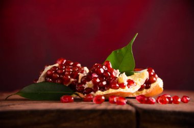 Nar leş gibi kokuyor. Olgun nar parçalar halinde kesin. ahşap kurullarında.