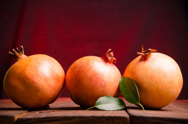 Pomegrato Jugoso Tableros Madera Hojas Verdes Frescas — Foto de Stock