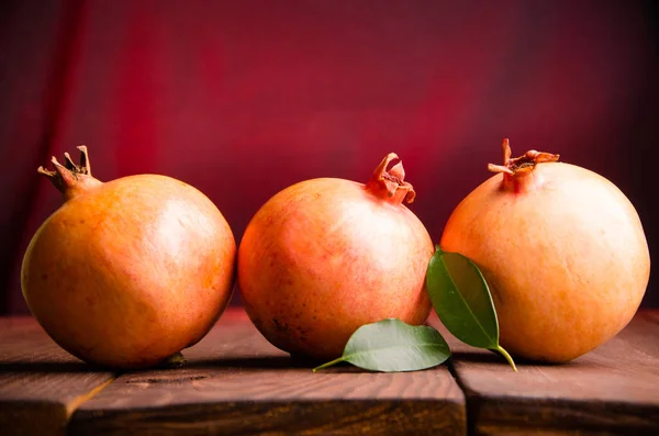 Pomegrato Jugoso Tableros Madera Hojas Verdes Frescas — Foto de Stock