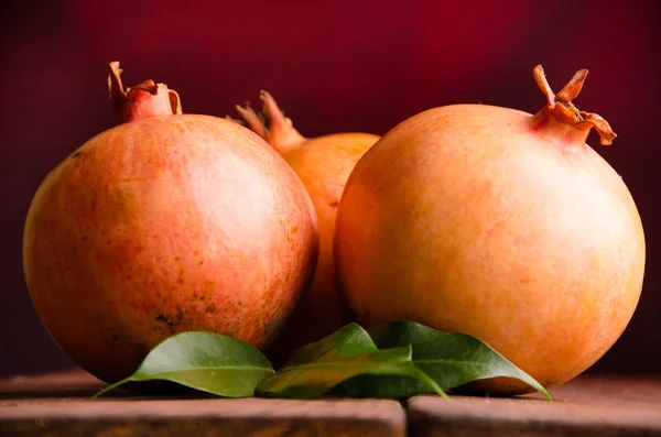 Pomegrato Jugoso Tableros Madera Hojas Verdes Frescas — Foto de Stock