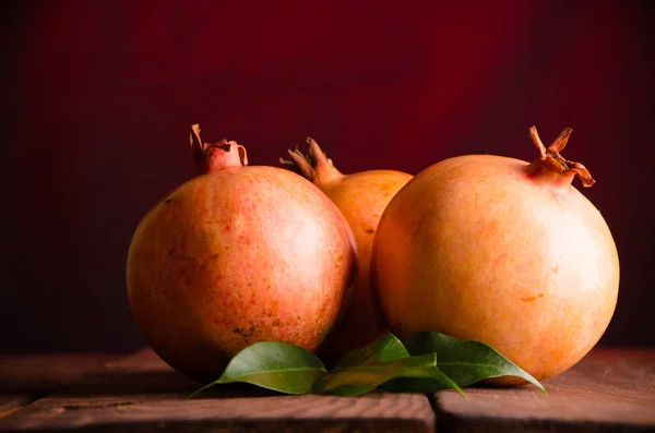 Pomegrato Jugoso Tableros Madera Hojas Verdes Frescas — Foto de Stock