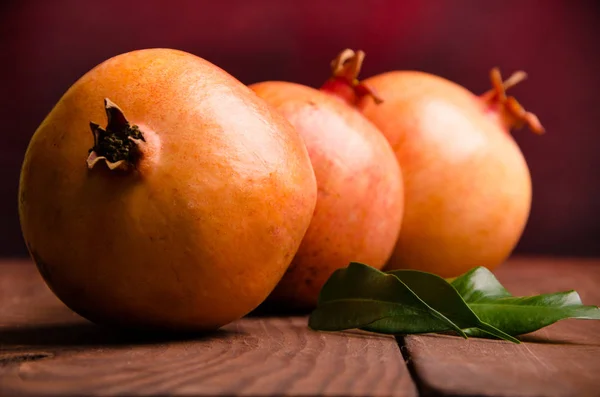 Pomegrato Jugoso Tableros Madera Hojas Verdes Frescas — Foto de Stock