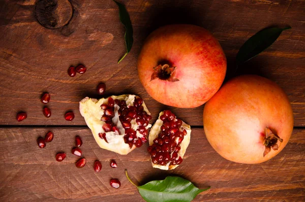 The pomegranate is ripe. cut into pieces of ripe pomegranate. on wooden boards. — Stock Photo, Image