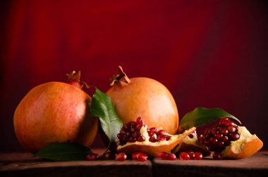 Nar leş gibi kokuyor. Olgun nar parçalar halinde kesin. ahşap kurullarında.