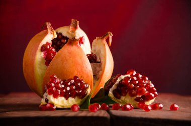 Nar leş gibi kokuyor. Olgun nar parçalar halinde kesin. ahşap kurullarında.