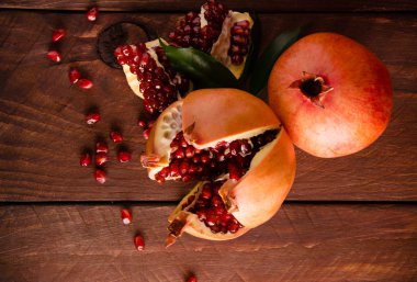 Nar leş gibi kokuyor. Olgun nar parçalar halinde kesin. ahşap kurullarında.