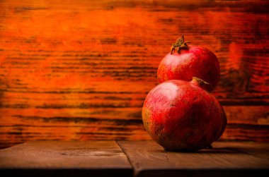 Tahta tahtaların üzerinde olgun nar. Tahta üzerinde sulu nar..