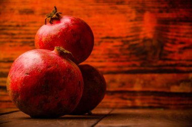 Tahta tahtaların üzerinde olgun nar. Tahta üzerinde sulu nar..