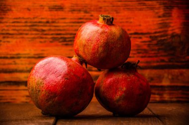 Tahta tahtaların üzerinde olgun nar. Tahta üzerinde sulu nar..