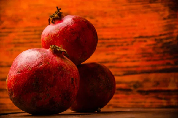 Granado Maduro Tableros Madera Pomegrato Jugoso Tablas Madera — Foto de Stock