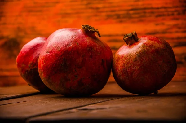 Granado Maduro Tableros Madera Pomegrato Jugoso Tablas Madera — Foto de Stock