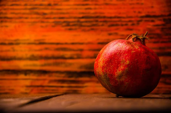 Ripe Pomegranate Wooden Boards Juicy Pomegranate Wooden Boards — Stock Photo, Image