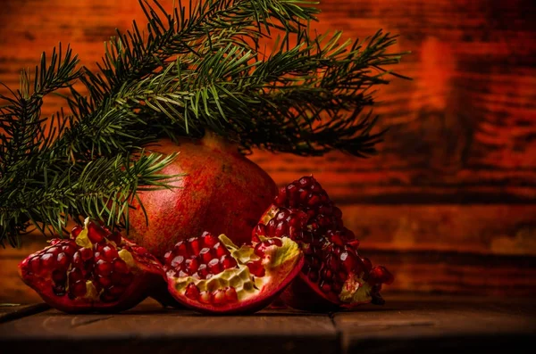 Juicy Pomegranate Wooden Boards Cut Pieces Ripe Pomegranate Pomegranate Ripe — Stock Photo, Image